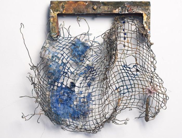 Sculptural work of a sea net titled Ossi di Seppia. 